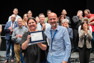 Mariola Rodríguez recinedo el premio de manos del presiente del Jurado